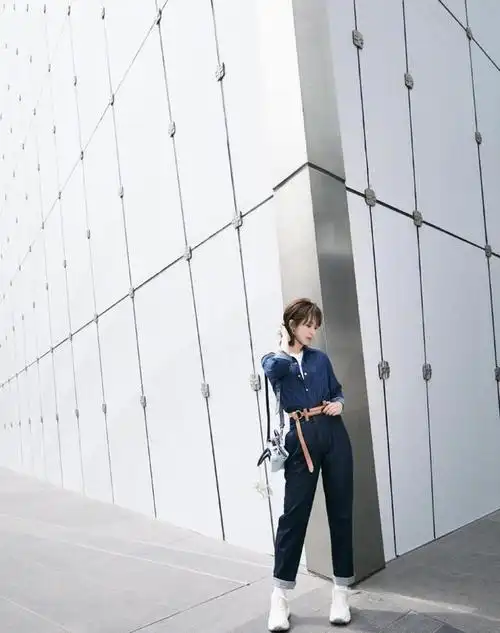 杨紫穿刺绣毛衣有活力,搭配皮裤有个性,迎接春天的样子真美