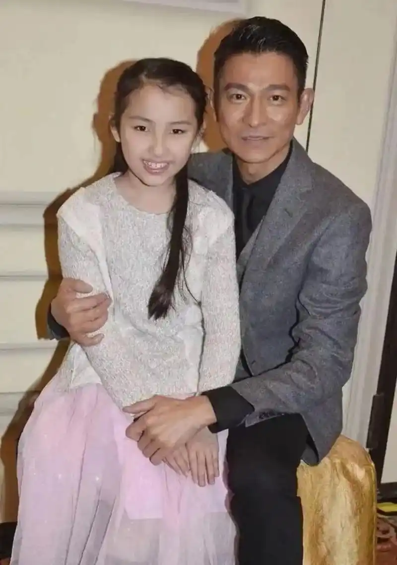 近日,一张刘德华和女儿刘向蕙的合影在网络上引起热议.