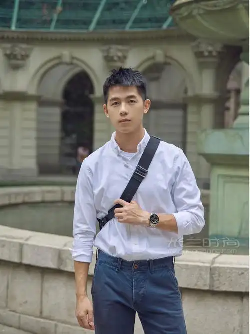 男生通勤look 简约穿搭气质担当交给手表