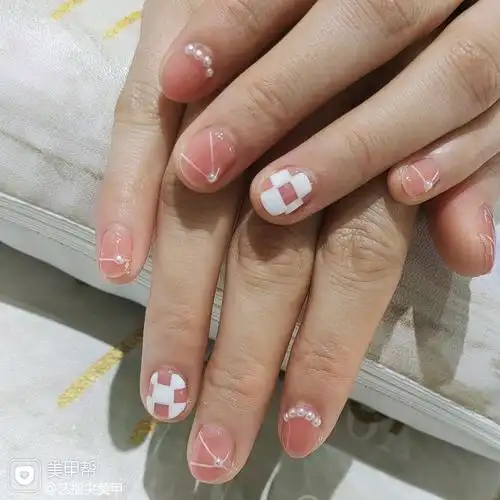 裸色圆形格纹简约短指甲上班族美甲图片