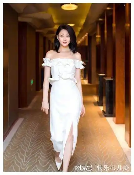 原创人间水蜜桃殷桃身材傲人前凸后翘已活成一个笑话