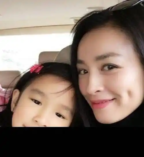 因女儿被嘲长得丑,张庭怒晒童年照_林瑞阳_孩子_父母