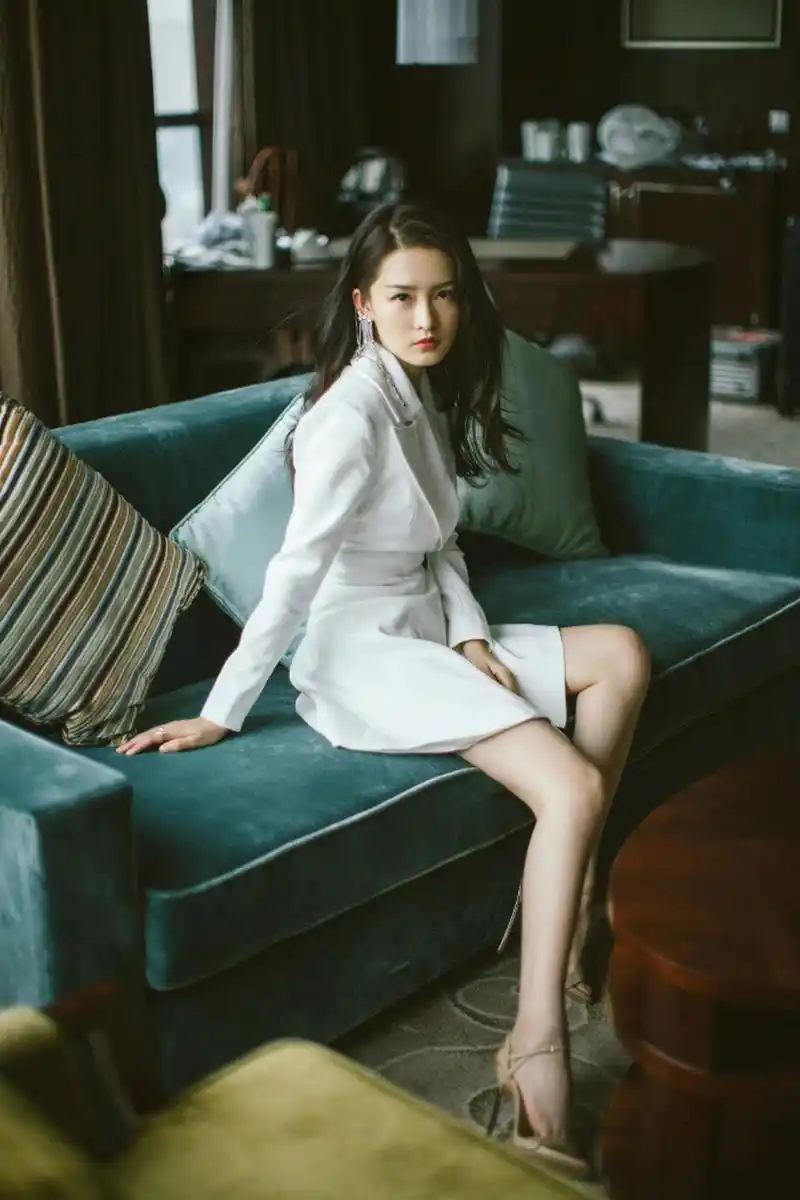 星闻#  李沁高颜值搭配大长腿, 气质优雅很迷人! #李沁写真集