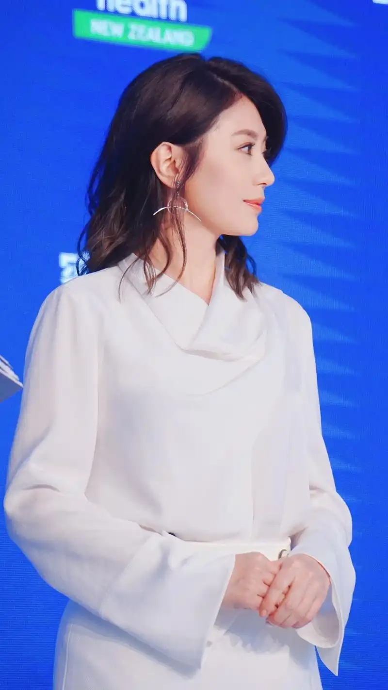 贾静雯少女太好了,波点衬衫搭配开叉裙,44岁秒变成24岁少女