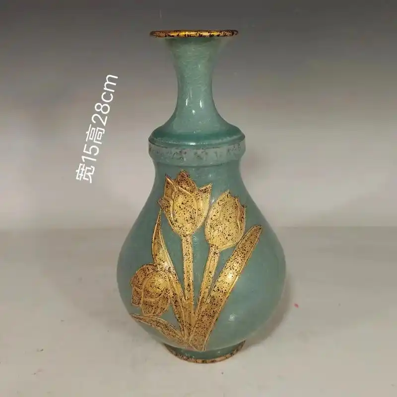 旧藏北宋五大名窑之首汝窑的一件口沿底部其他部位包金的小玉壶春瓶