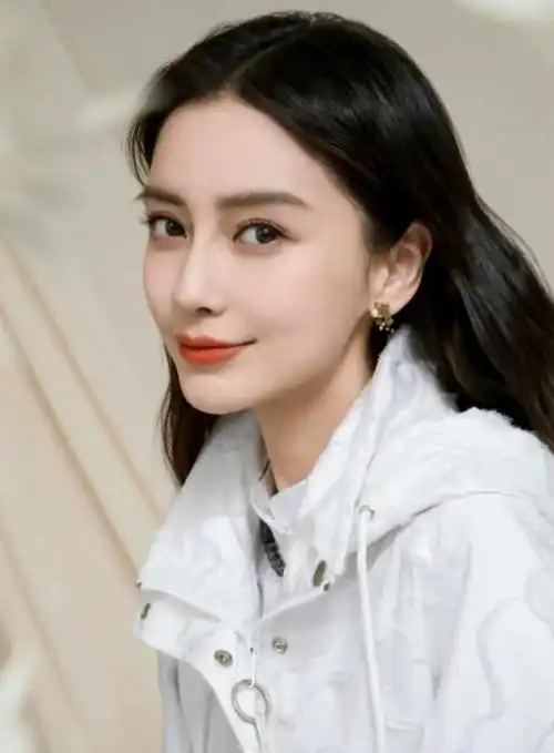 当年仅14岁的杨颖,凭借一张自拍照成功引起模特经纪公司的注意,开启了