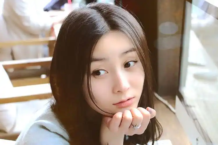 分享一组张维娜图片给大家,图中的明星图片壁纸会点缀你的电脑桌面