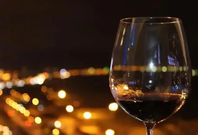 如果一个从不喝酒的人端起了酒杯,那她一定孤独到了极致,寂寞到 - 抖