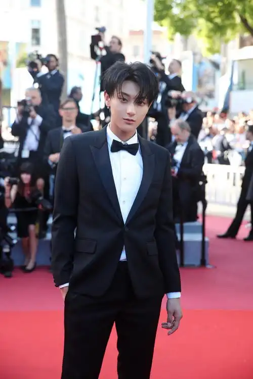 黄子韬身着saint laurent标志性黑色西装亮相第71届戛纳电影节红毯