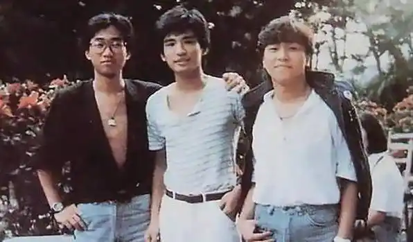 "黄家驹暗自下了决心一定要玩出点花样,还对弟弟黄家强说:"就你这水平