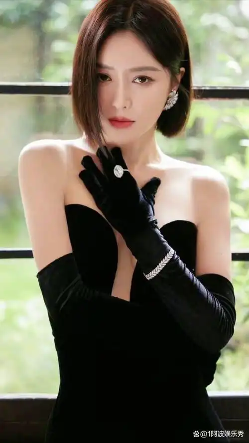 秦岚有着清秀的五官,修长的身材,和优雅的气质,她的笑容能够感染每一