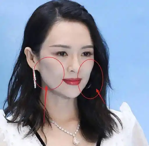 这样的距离之下,章子怡的脸型缺点就有些暴露了