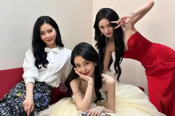 这一夜杨颖面子碎一地咖位降级与杨超越同座憔悴迷茫写脸上