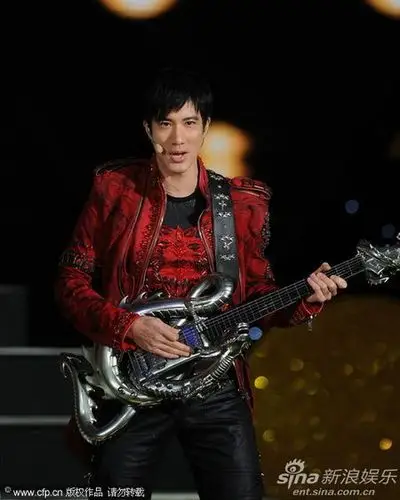 图文:央视龙年春晚-王力宏吉他弹唱