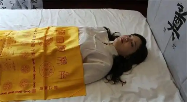 整理遗容时留下的死者的头发,胡须,指甲要埋入土中或者放在棺材内,不