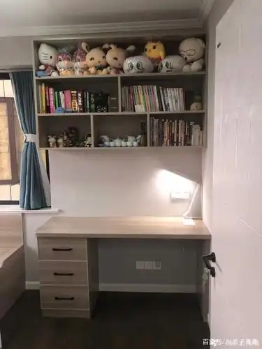 小孩房木工师傅现场做的书桌,旁边做三个抽屉收纳.