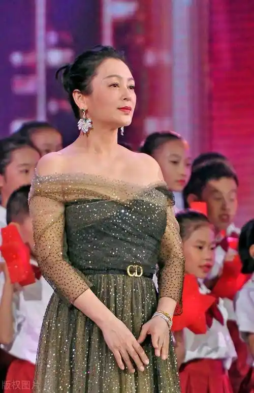 陈红越来越有阔太范,蛇皮外套配抹胸裙美艳动人,陈凯歌眼光真好_大气