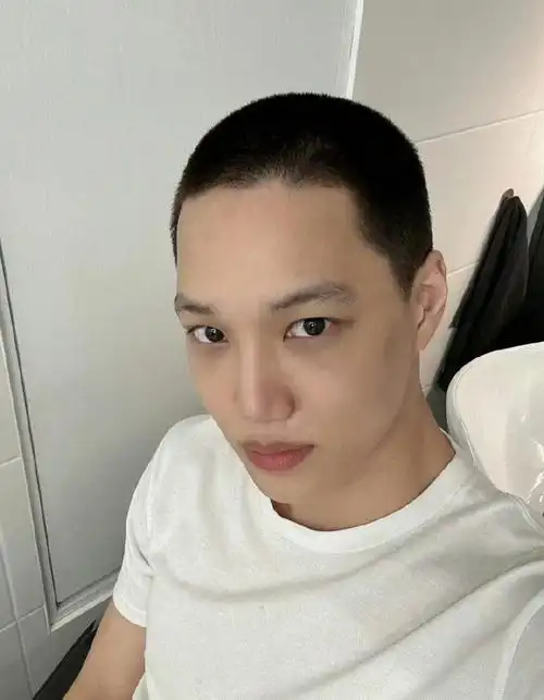 金钟仁寸头入伍照##金钟仁寸头入伍照公开