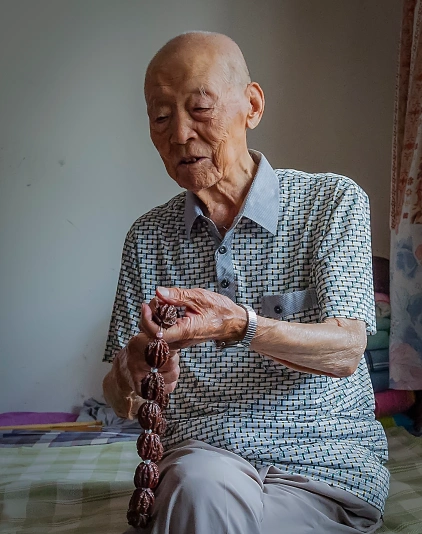 百岁老人张廷相100岁老人老而不闲