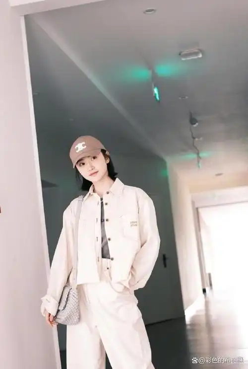 景甜的美照再次引发网友热议,35岁的她依旧容光焕发,张张照片都散发出