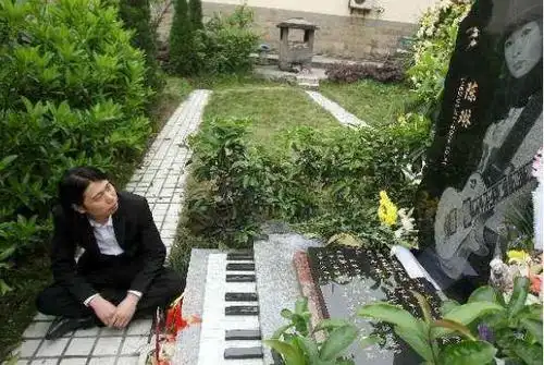 歌手陈琳和影星乔任梁墓地:分别位于两个城市,却有异曲同工之处