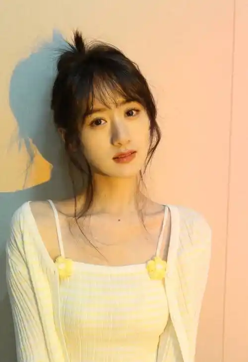 袁冰妍晒午后随拍美照 慵懒丸子头造型清纯甜美- 美文悦读,生活常识