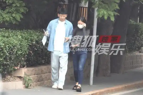 刘芮麟搂女友腰散步新恋情曝光 女友身材凹凸有致