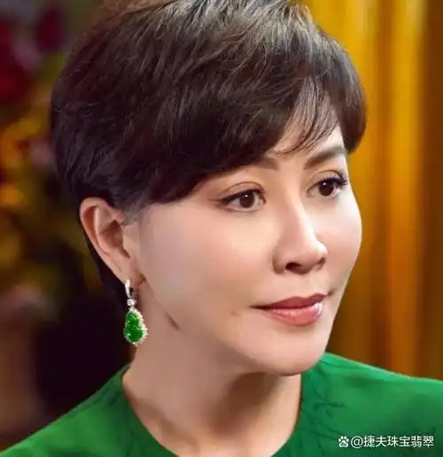 50多岁的刘嘉玲一点都不显老戴上翡翠葫芦耳坠尽显稳重气质