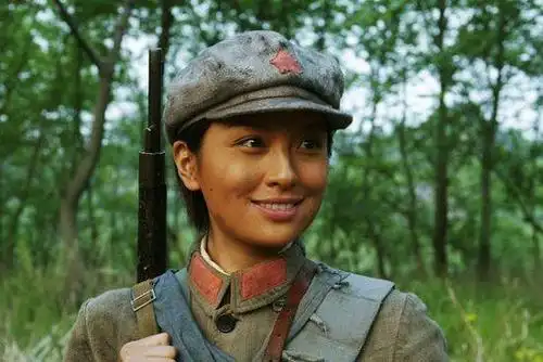 曾和钟汉良传出绯闻,22岁拿选美冠军,拒绝潜规则被收回奖杯_齐芳