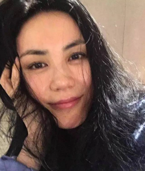 近50岁"不老女神"王菲素颜照,真实颜值惊艳众人,网友:又美了