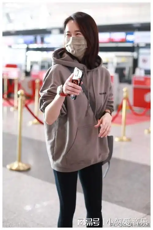 街拍北京机场左小青说,不要因为岁月的流逝而感叹时光的无情.