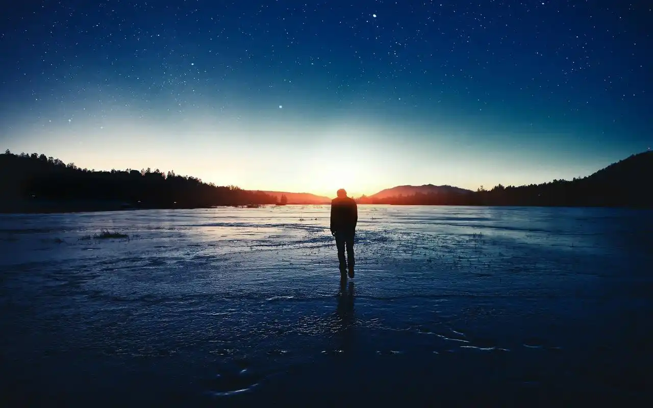 回车桌面>电脑壁纸>摄影>时光记忆>男人孤单的身影图片>相关标签男人