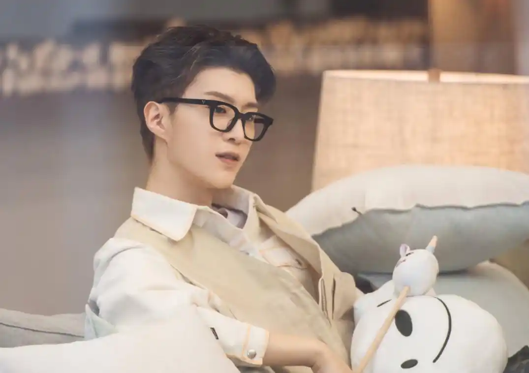 范丞丞春节前在ktv嗨唱,凌晨5点才离开,粉红色头发过于醒目