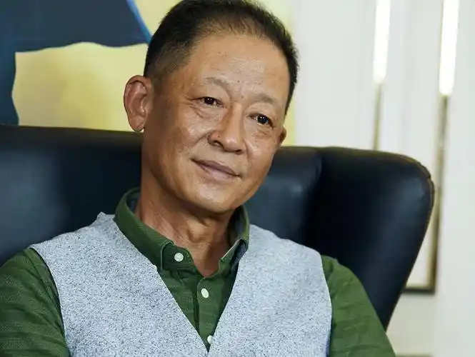 6岁王志文半秃似老爷,48岁娇妻却像学生 一家人出街让人惊叹_表演_陈