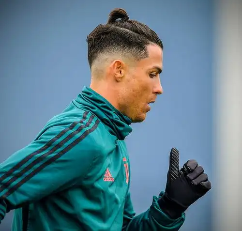 c罗又换新造型!扎起小辫子 28偏分 丸子头|图