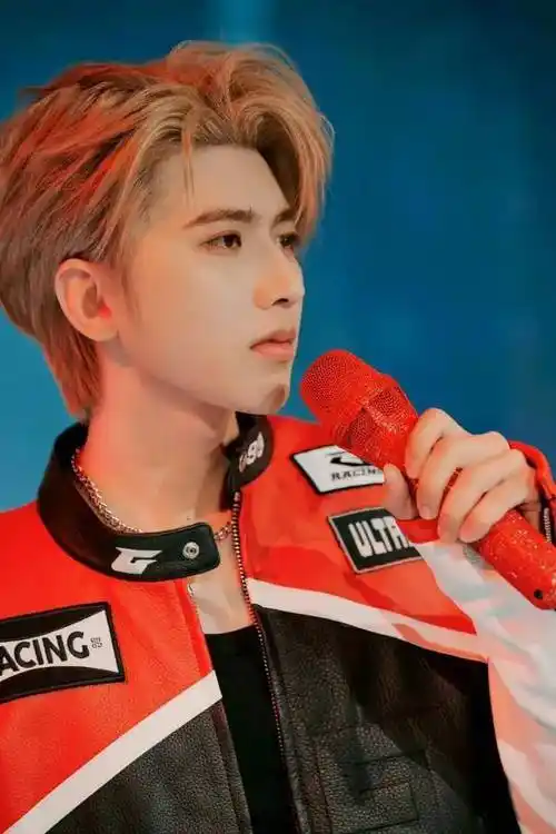 人气爱豆撩女助理?蔡徐坤的恋情瓜?向太要开网红公司?