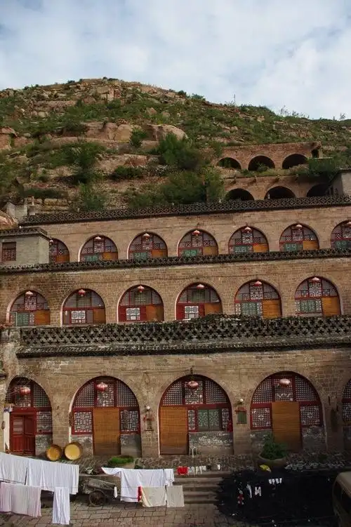 我就是住这里窑洞的二层,隔壁是一个澳籍华人大叔,带着自己两个读小学