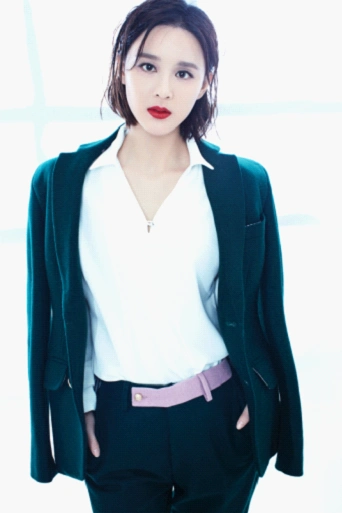 华娇曝红唇高冷范儿大片撩发温婉知性十足