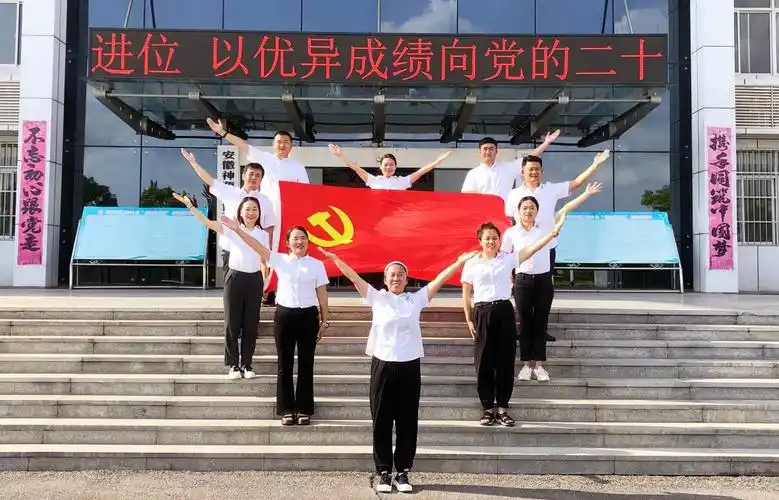 矿区广大团员青年开展我与党旗合个影主题活动