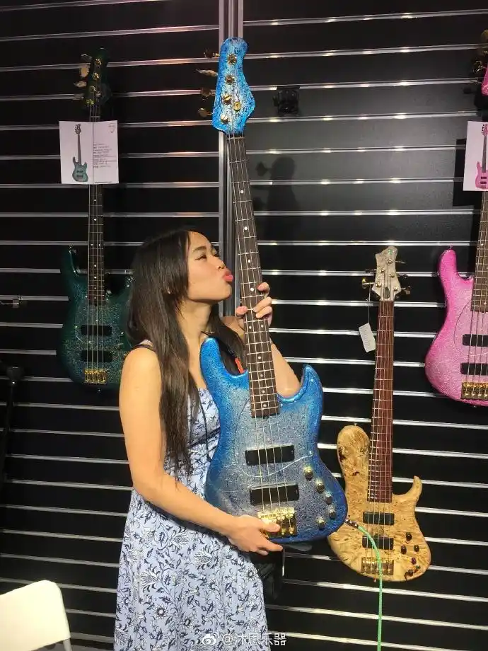 日本美女贝斯手juna 在2017 namm show moonrise guitars的展位