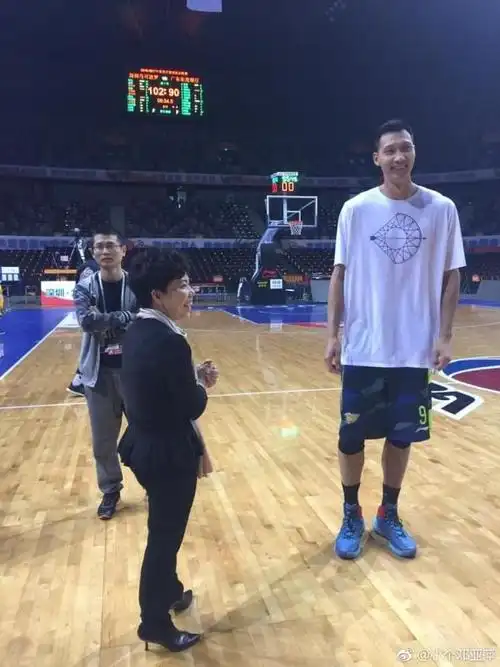 邓亚萍探班cba合影易建联现最萌身高差