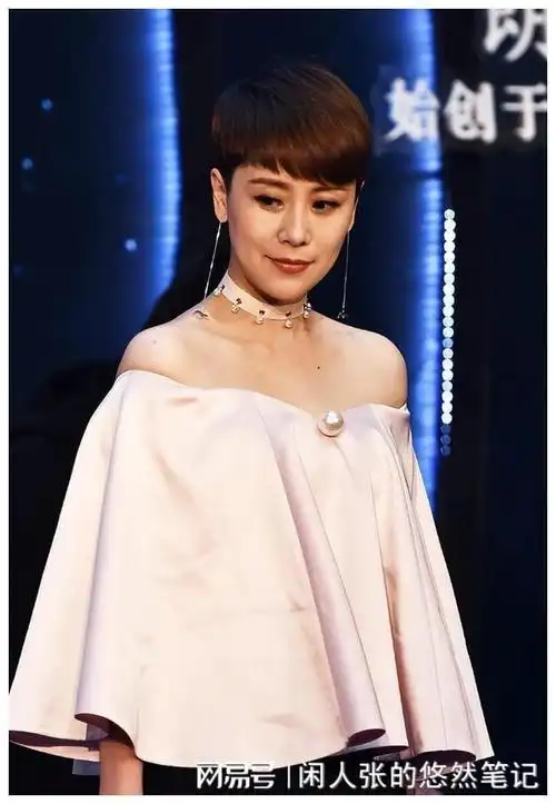 海清回安徽老家扫墓素颜蜡黄被赞接地气老宅庭院超豪横