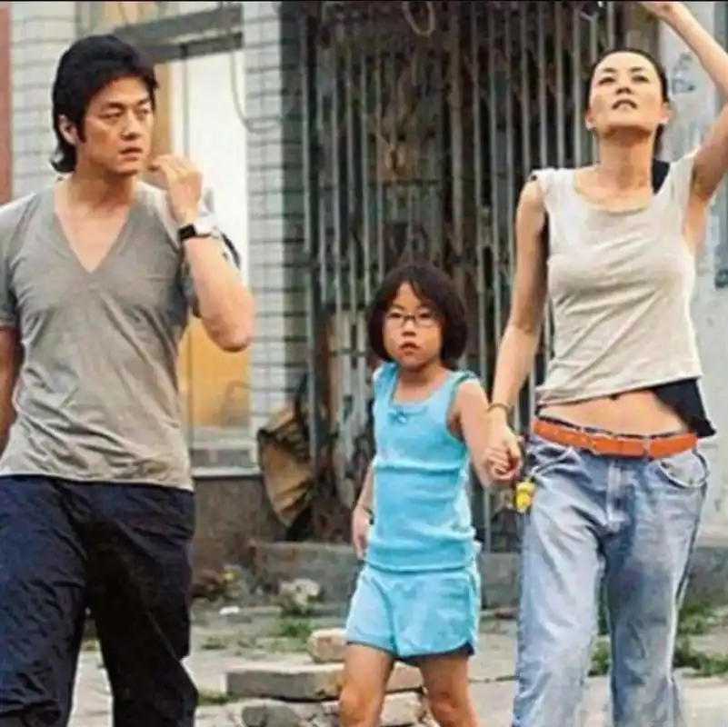 看到这张照片终于明白王菲当年为什么嫁给李亚鹏了,李亚鹏年轻时真的