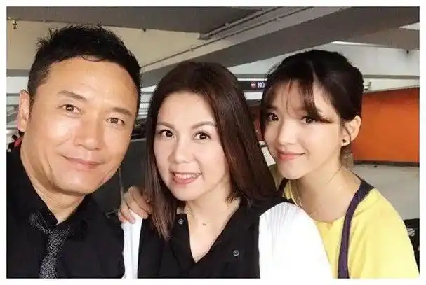 苗侨伟一家在加拿大生活照曝光!女儿颜值高穿比基尼秀身材