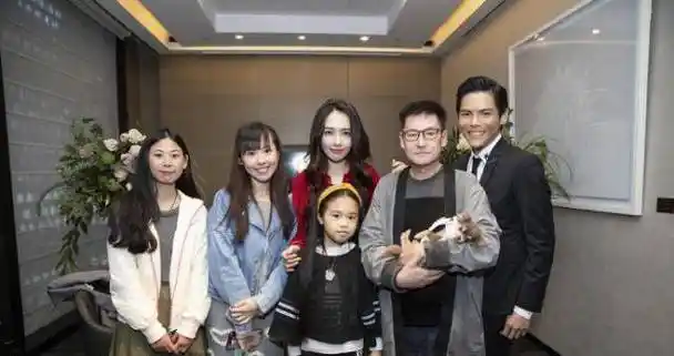 原创郭碧婷一只脚已经踏入豪门向佐单膝跪地求婚成功吴尊刘维见证