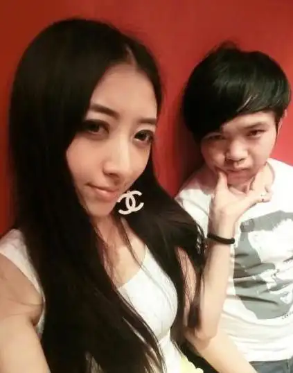 《好声音》哈尼小王子 紧搂白富美女友暧昧照