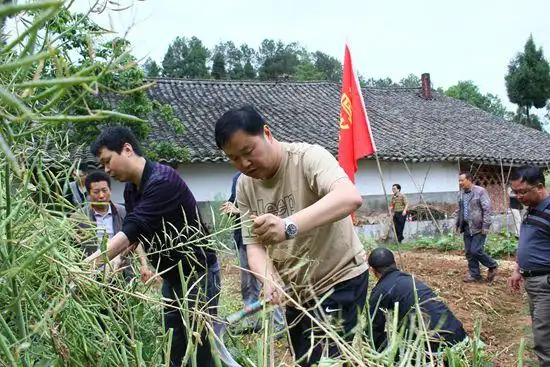 王苏兵带队深入联系村对当地群众进行真扶实扶