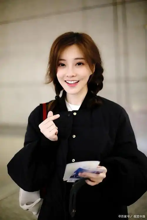 曾经的斗鱼一姐,以甜美的外表和歌声成为直播平台上备受欢迎的女主播