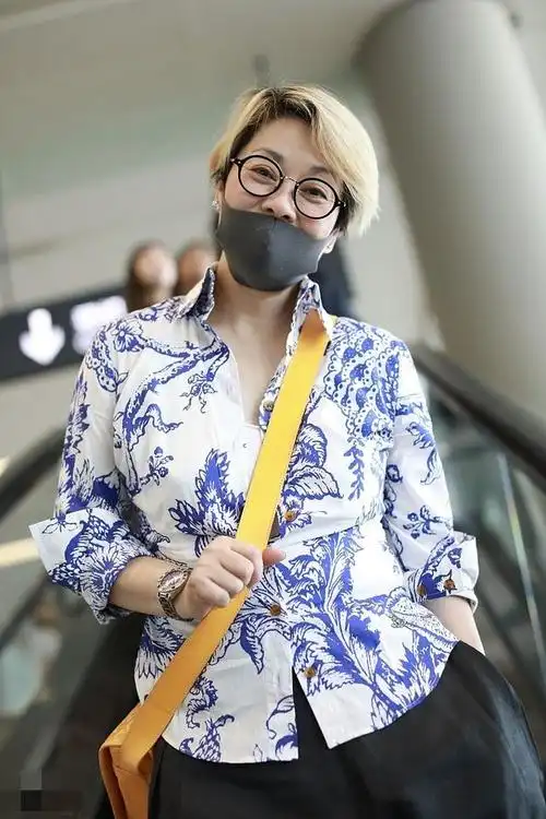 58岁毛阿敏近照皱纹多,不服老染金发时髦叛逆,儿子女儿颜值高