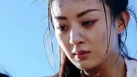 赵丽颖是在河北廊坊开发区大长亭村长大的,那个地方说实在条件真的不